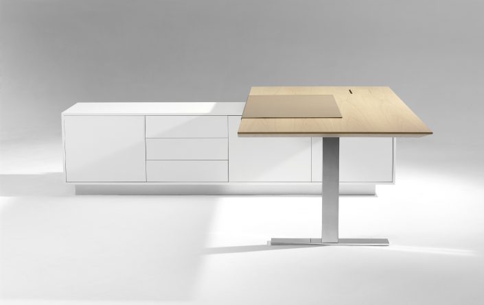 Spiegels Management Chefzimmer Con Air Bürokonzept repräsentativ Design Chefbüro edel Tisch Schreibtisch höhenverstellbar mit integriertem Sideboard