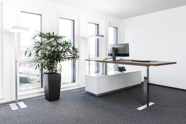 Spiegels Management Chefzimmer Con Air Bürokonzept repräsentativ Design Chefbüro edel Tisch Schreibtisch höhenverstellbar